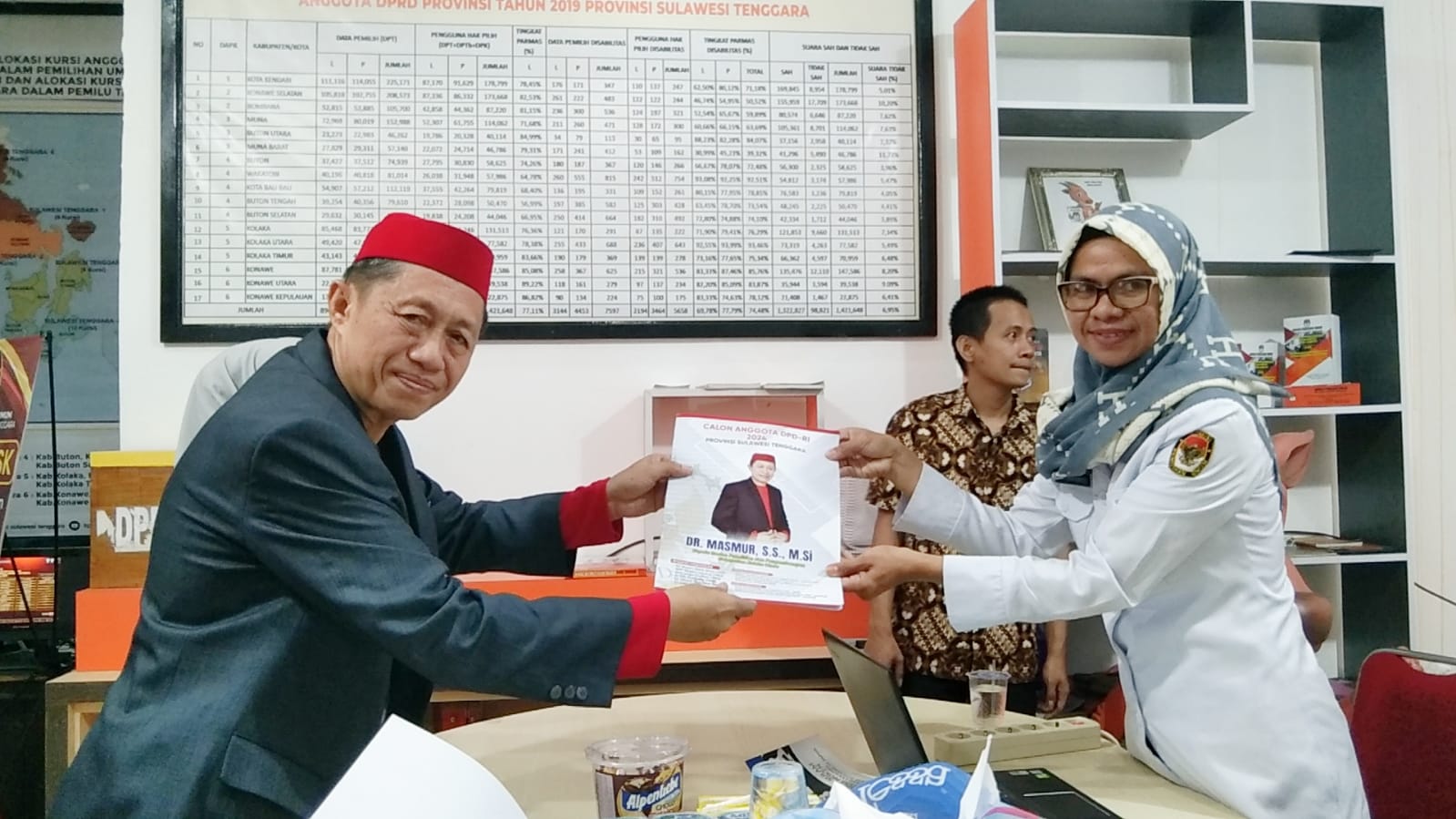Masmur Lakahena, saat menyerahkan syarat dukungan bakal calon anggota DPD RI ke KPU Sulawesi Tenggara. Foto: Ist.