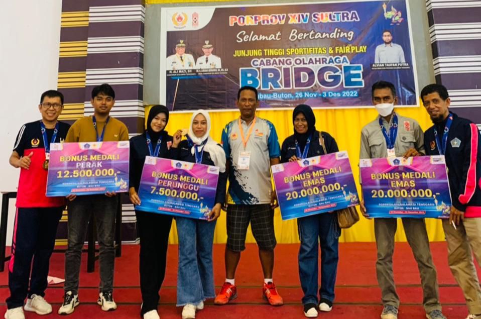 Cabang olahraga Bridge Kota Kendari menjadi juara umum dengan meraih 2 medali emas, 1 medali perak dan 1 medali perunggu pada Porprov XIV Sulawesi Tenggara. Foto: Ist.