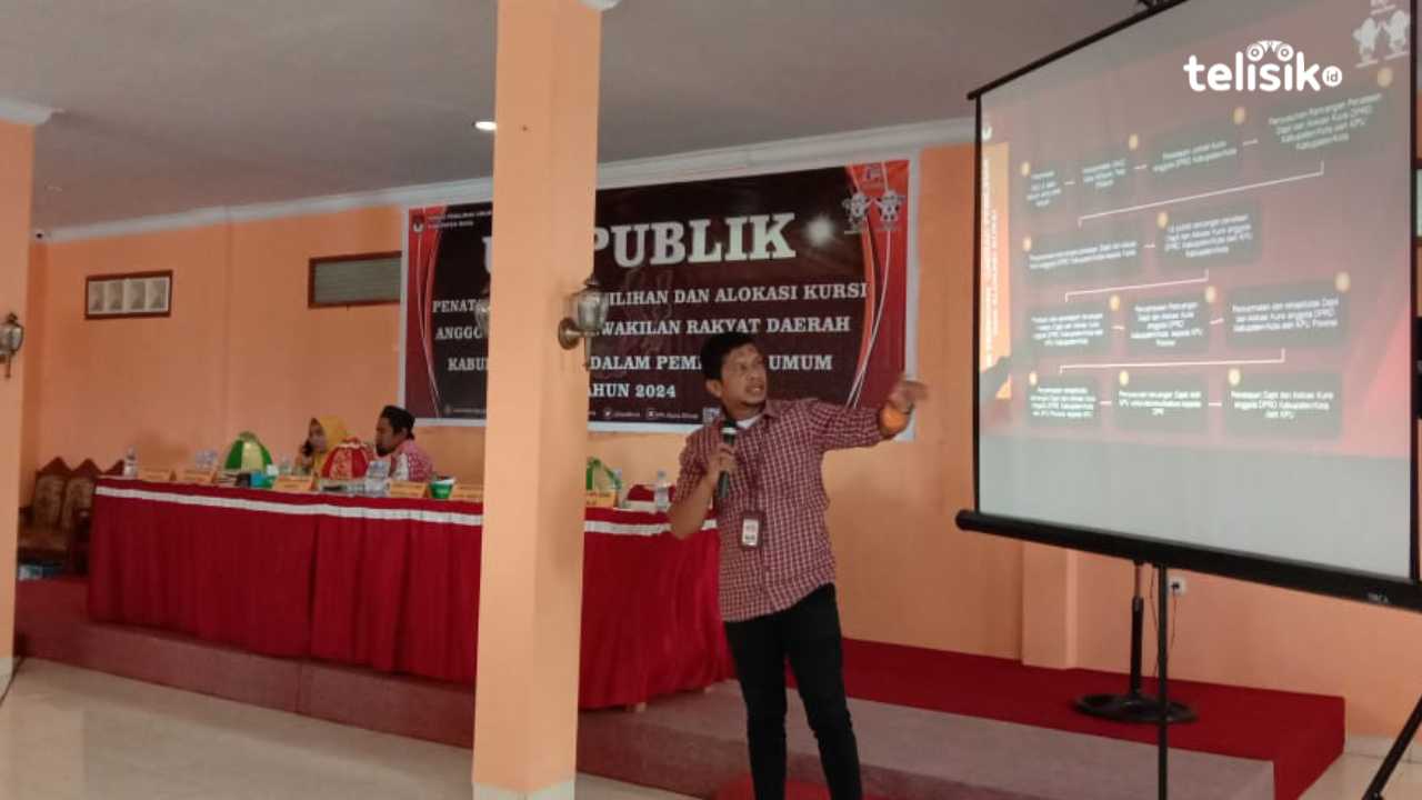 Kordiv Teknis KPU Muna, Muhamad Ichsan menerangkan soal rancangan penataan dapil. Foto: Sunaryo/Telisik