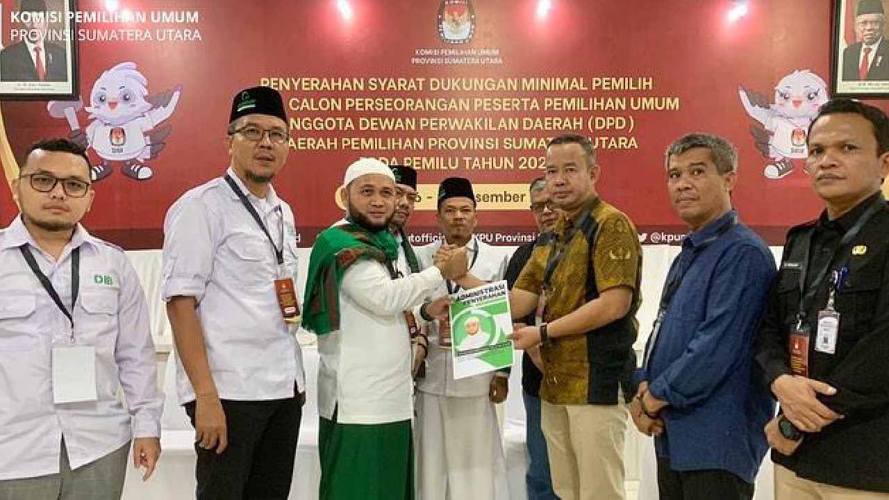 Ketua KPU Sumatera Utara, Herdensi ketika menerima berkas persyaratan bakal calon anggota DPD RI dari Sumatera Utara. Foto: Humas KPU Provinsi Sumatera Utara