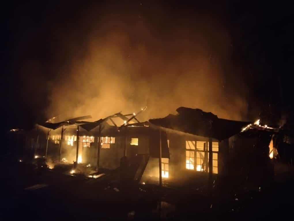 Bangunan sekolah Madrasah Ibtidayah Fopanda Desa Wantiworo, Kecamatan Kabawo dilalap si jago merah. Foto: Ist.