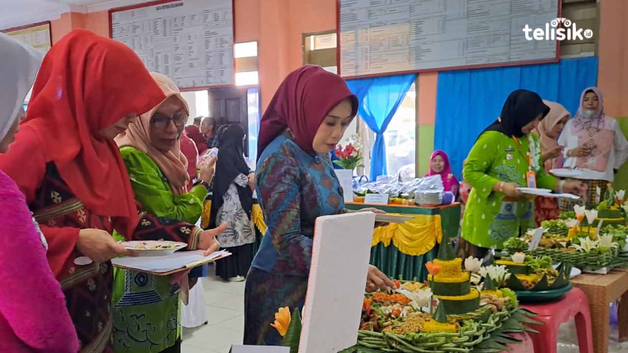 Lomba kreasi tumpeng oleh seluruh kelurahan di Kecamatan Kendari Barat Kota Kendari dalam rangka memperingati Hari Ibu Nasional pada 2 Desember 2022. Foto: Wa Ode Ria Ika Hasana/Telisik