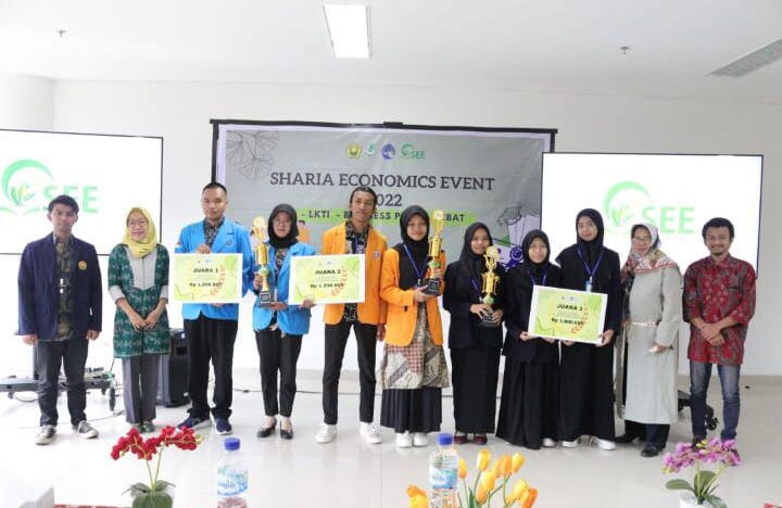 Dua mahasiswa Universitas Halu Oleo Kendari meraih juara 2 kompetisi Bussiness Plan tingkat nasional di Universitas Jember. Foto: Ist.