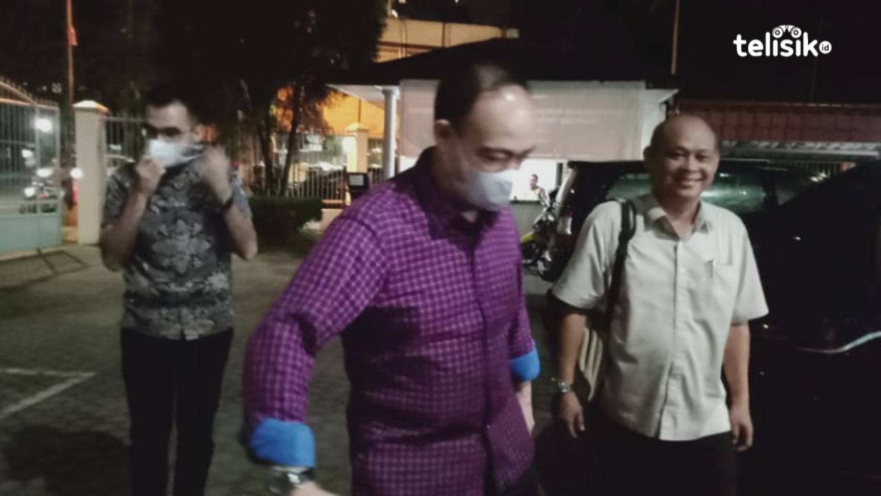 Bakal calon DPD Republik Indonesia Perwakilan Provinsi Sumatera Utara, Abdillah, ketika mendatangi kantor KPU Provinsi Sumatera Utara didampingi anaknya. Foto: Reza Fahlefy/Telisik