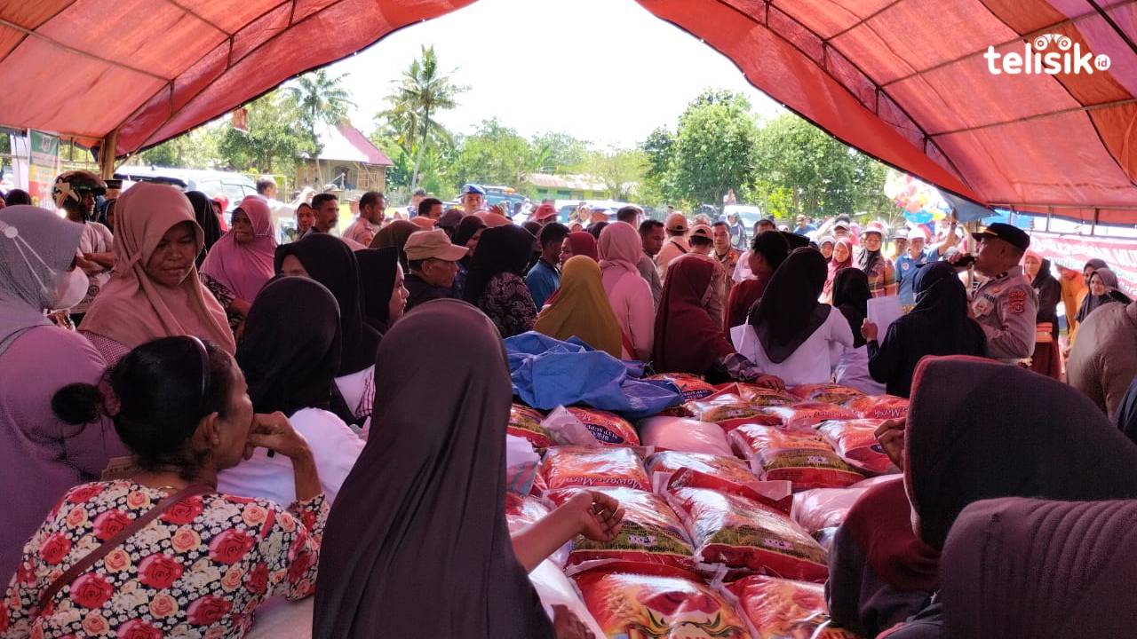 Warga Lawa Raya padati pasar murah yang dilaksanakan oleh Pemda Muna Barat dalam rangka menekan laju inflasi daerah. Foto: Putri Wulandari/Telisik