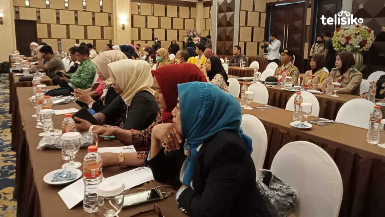 Peserta kegiatan yang diikuti dari beragam kalangan seperti pelaku usaha, masyarakat, pemerintah setempat, akademisi, BPOM dalam menangkal hoaks penggunaan obat tradisional. Foto: Nur Khumairah/Telisik