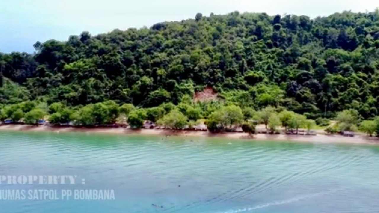 Keindahan Pantai Tanjung Tabako dikelilingi Pemandangan Bukit Hijau, Bombana, Sulawesi Tenggara. Foto: Screenshot Youtube