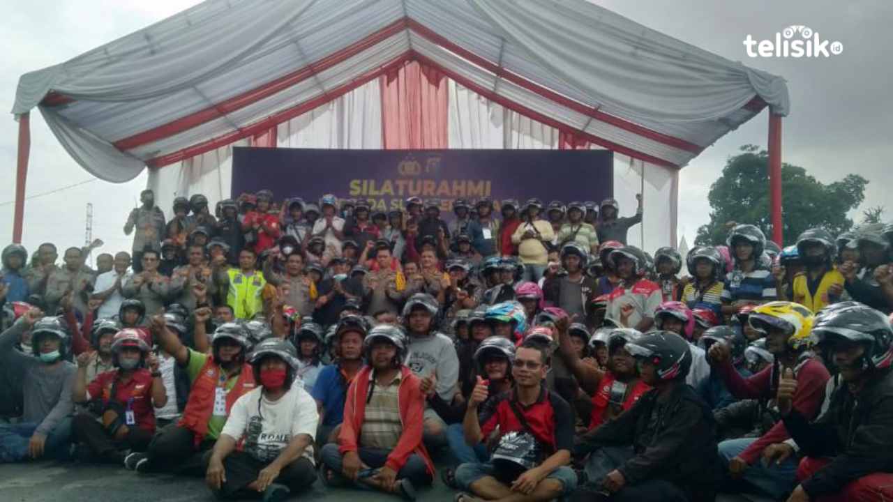 Massa dari Satu Betor bersama dengan Kapolda Sumatera Utara dan pejabat utama dalam kegiatan silaturahmi bersama. Foto: Reza Fahlefy/Telisik