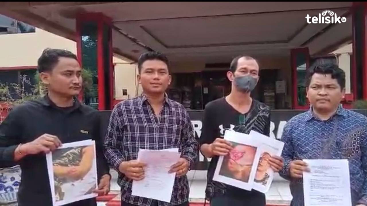 Korban (dua dari kanan) didampingi tim pengacaranya ketika berada di Mapolda Sumatera Utara. Foto: Reza Fahlefy/Telisik
