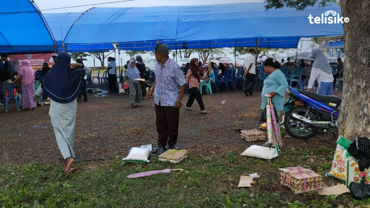 Pasar murah bagi warga kawasan Desa Tondasi, Kecamatan Tiworo Utara, Muna Barat, yang digelar untuk menekan inflasi. Foto: Putri Wulandari/Telisik