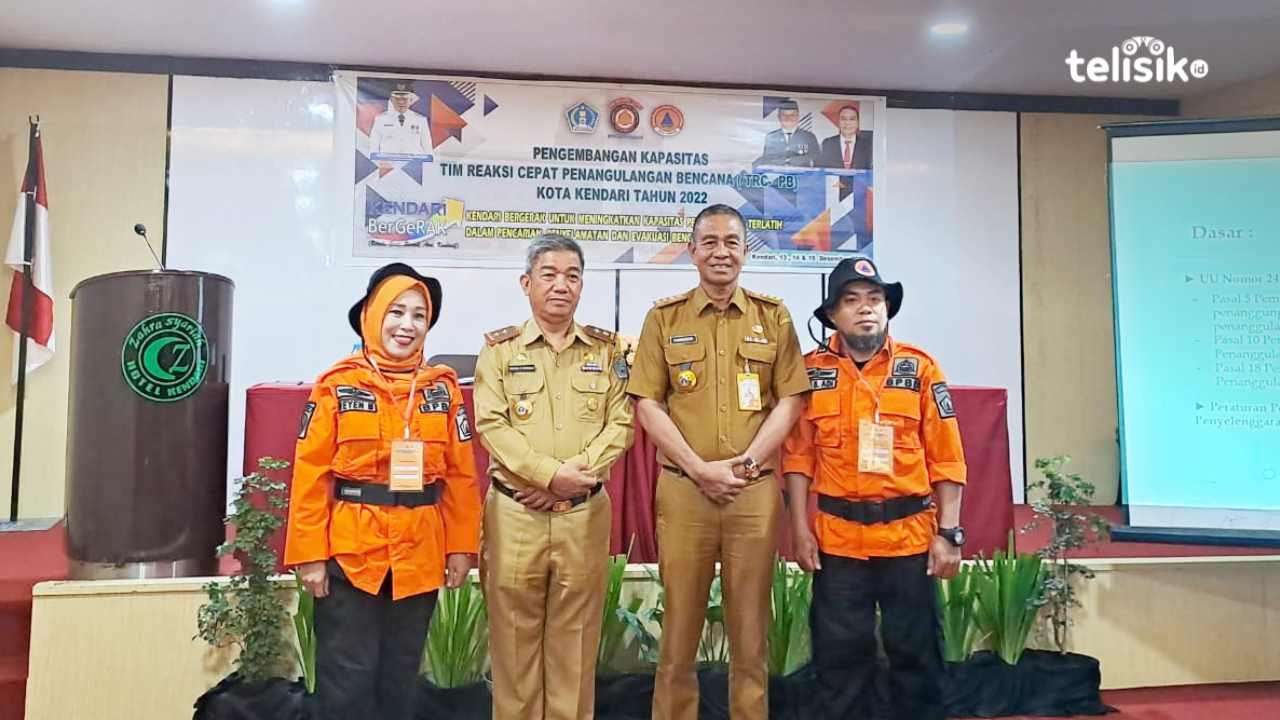 Sekda Kota Kendari dan Kepala BPBD melakukan pelatihan pengembangan kapasitas tim reaksi cepat penanggulangan bencana Kota kendari Tahun 2022. Foto: Wa Ode Ria Ika Hasana/Telisik