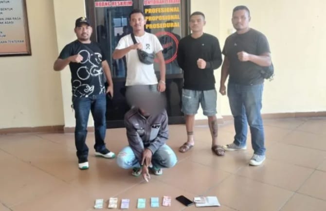 Pelaku judi togel di Manggarai, Nusa Tenggara Timur saat ditangkap polisi. Foto: Ist.