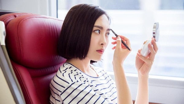 Lipstik/lipcream dan pensil alis merupakan jenis kosmetik yang basic dimiliki hampir semua remaja wanita. Foto: Repro Detik.com