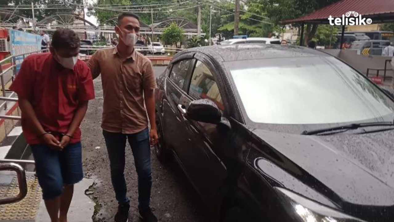 Pelaku pencurian mobil (memakai baju merah) ketika diamankan petugas kepolisian bersama dengan barang buktinya. Foto: Reza Fahlefy/Telisik