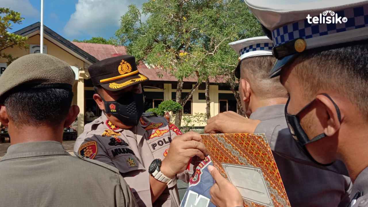 Kapolres Muna, AKBP Mulkaifin menyiapkan personelnya untuk pengamanan PSU pilkades. Foto: Sunaryo/Telisik