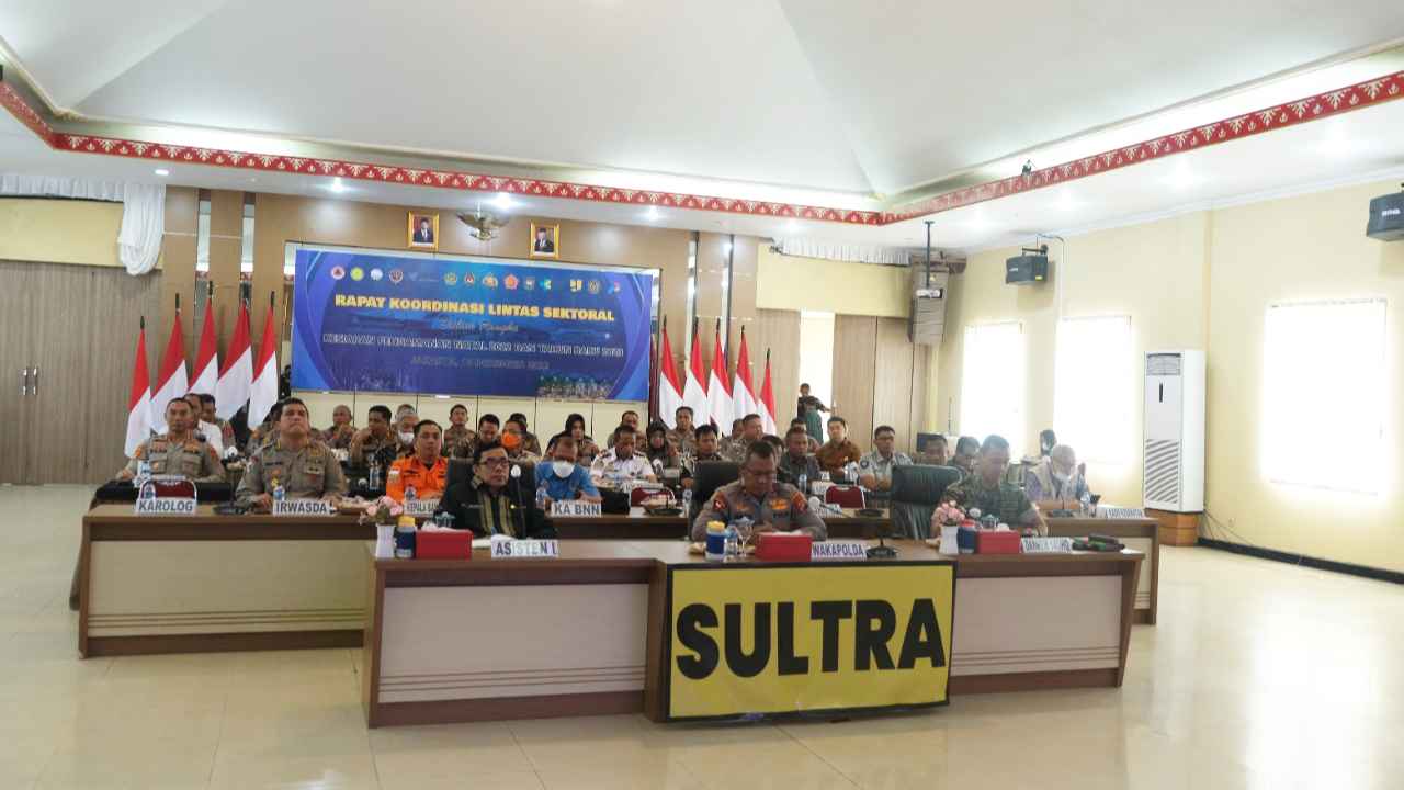 Wakapolda Sulawesi Tenggara Brigjen Pol Waris Agono, bersama  Forkompimda provinsi, serta PJU Polda, mendengarkan paparan disampaikan oleh Kapolri jelang nataru. Foto: Ist.
