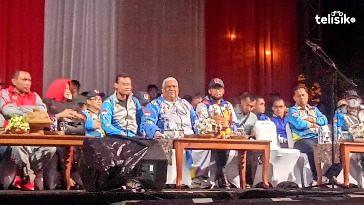 Gubernur Ali Mazi bersama kepala daerah, forkopimda dan Ketua DPRD se-Sulawesi Tenggara di acara penutupan Pekan Olahraga Provinsi (Porprov) XIV di Alun-Alun Kotamara, Baubau. Foto: Iradat Kurniawan/Telisik