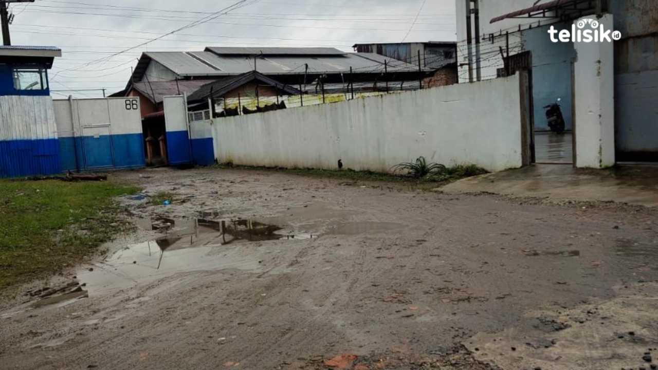 Gudang tempat korban dianiaya ditarik dan diseret secara paksa. Foto: Reza Fahlefy/Telisik