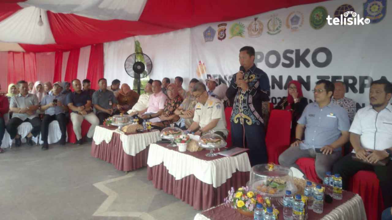 Pj Wali Kota Kendari, Asmawa Tosepu saat membuka kegiatan kaledoiskop kinerja pembangunan Kota Kendari 2022 bertermpat di SSDC Eks MTQ. Foto: Nur Khumairah/Telisik