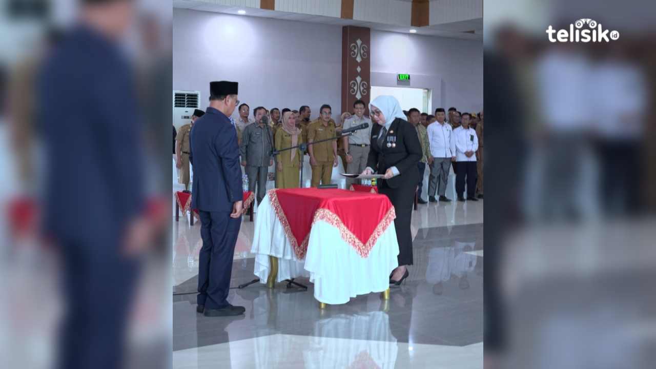 Proses pelantikan ST Chadidjah sebagai Sekda Konawe Selatan oleh Bupati Surunuddin Dangga. Foto: Ashar Hamka/Telisik