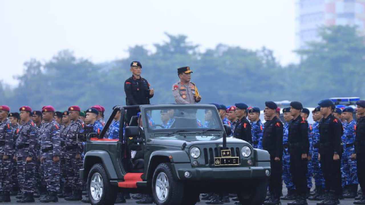 Kapolda Sumatera Utara mengecek kesiapan anggota dalam kegiatan apel kesiapan pasukan. Foto: Humas Polda Sumatera Utara