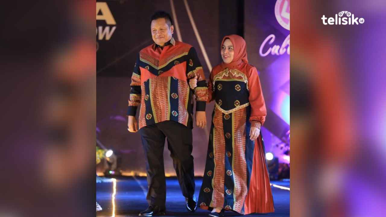 Bupati Muna, LM Rusman Emba bersama Ketua Dekranasda, Yanti Setiawati mengenakan tenun Masalili di kegiatan fashion show. Foto: Sunaryo/Telisik