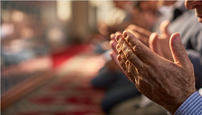 Berdoa adalah salah satu amalan yang bisa menolak bala. Foto: Repro Islampos.com