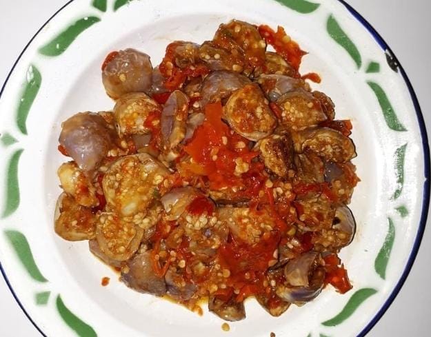 Terong sambal penyet menjadi menu alternatif akhir bulan yang tak terlalu menguras isi dompet. Foto: Repro Briliofood.net