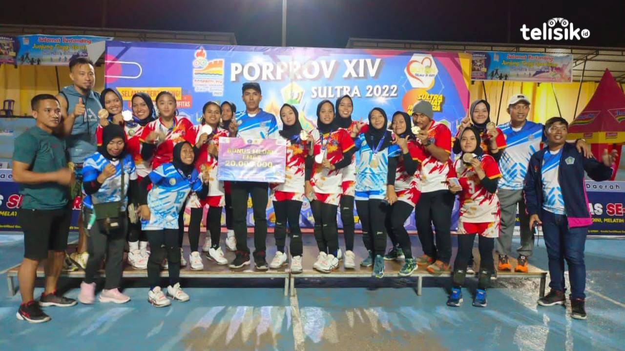 Tim volly putri Kota Kendari meraih medali emas setelah mengalahkan Muna Barat di babak final Porprov XIV Sulawesi Tenggara. Foto: Putri Wulandari/Telisik