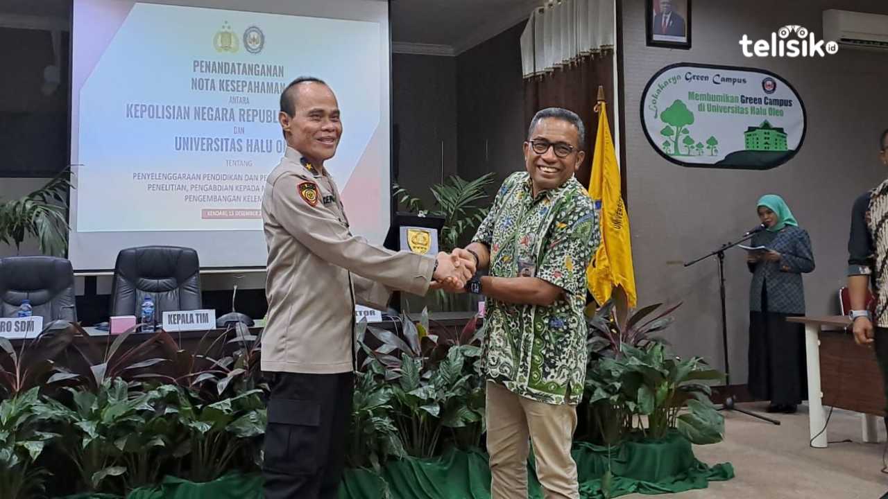 Pemberian cendera mata Polri kepada UHO dalam penandatanganan nota kesepahaman pengembangan SDM kepolisian. Foto: Musyrifa Sya’adah/Telisik