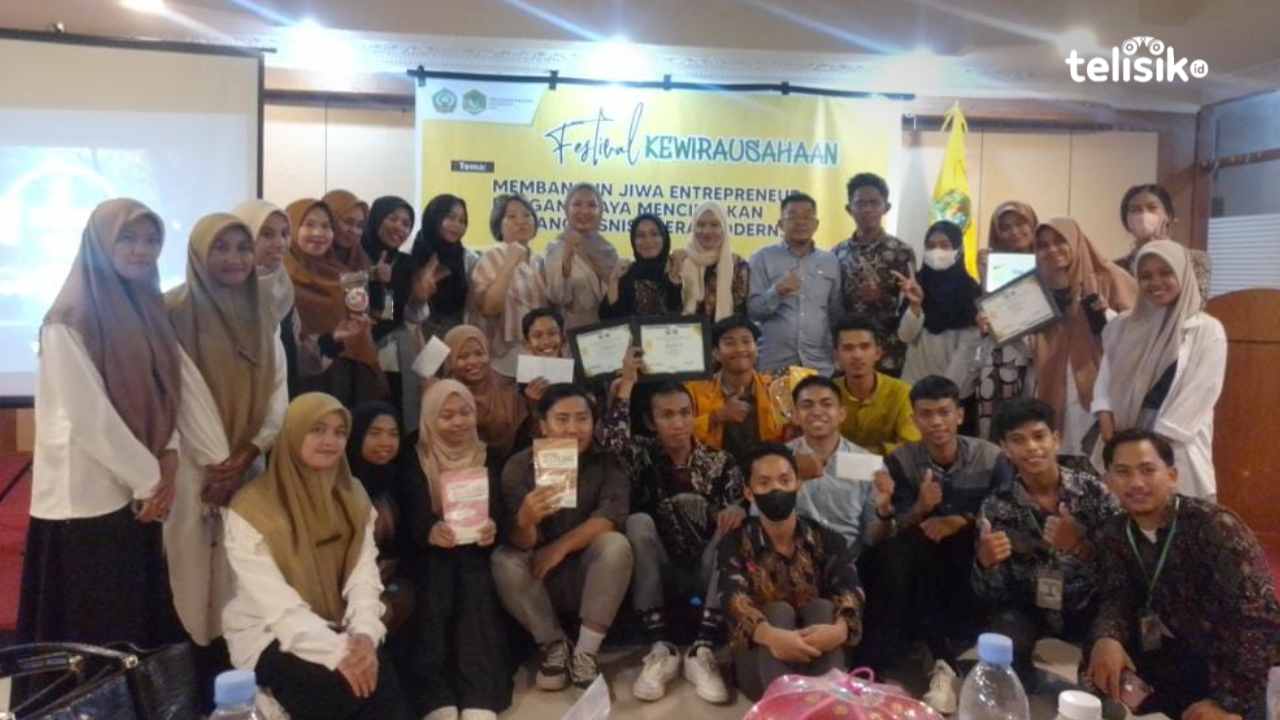 Sesi foto bersama festival kewirausahaan yang diselenggarakan oleh IAIN Kendari melalui UKM Kewirausahaan. Foto: Nur Khumairah/Telisik