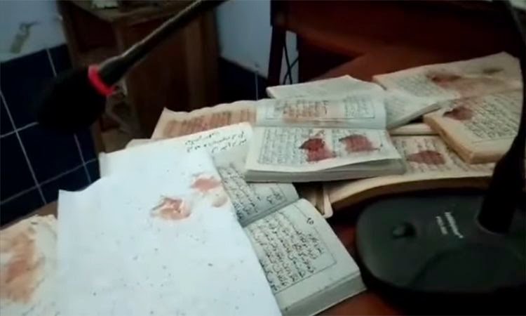 Beberapa Al Quran yang dilumuri darah. Kasus ini ditemukan di Magelang usai video viral menunjukkan orang tak dikenal mengobrak-abrik masjid. Foto: Pikiranrakyat