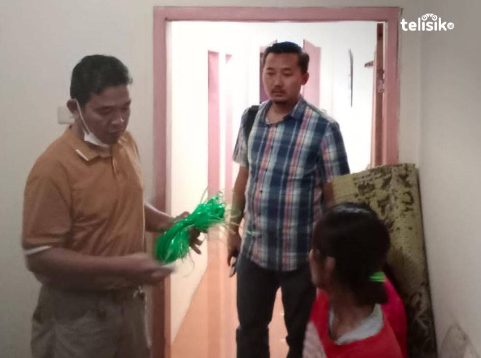 Pelaku pembunuhan kakak kandung ketika diinterogasi pihak kepolisian di kediamannya. Foto: Humas Polres Simalungun/Telisik