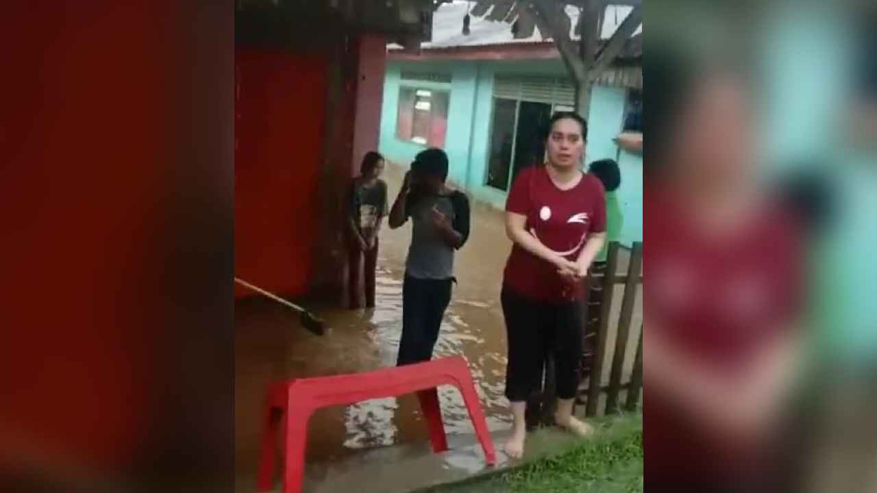 Nampak beberapa rumah warga terendam bajir di kawasan Kendari Caddi, Kecamatan Kendari, Kota Kendari, Jumat (16/12/2022). Foto: Screnshoot video