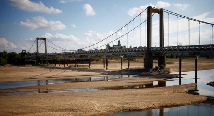 Pemandangan Sungai Loire pada 16 Agustus 2022, menunjukkan permukaan air di Loireauxence menurun saat kekeringan paling parah dalam sejarah turut melanda Perancis. Foto: Repro Cnnindonesia.com