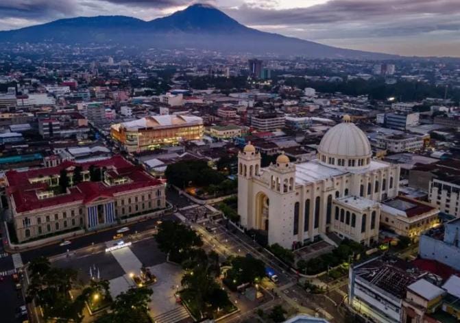 El Salvador adalah negara terpadat di Amerika Latin yang bukan sebuah pulau. Populasi El Salvador pada tahun 2022 adalah 6.330.947 , dengan rata-rata 300,89 orang per kilometer persegi. Foto: Elsavadorinfo.net