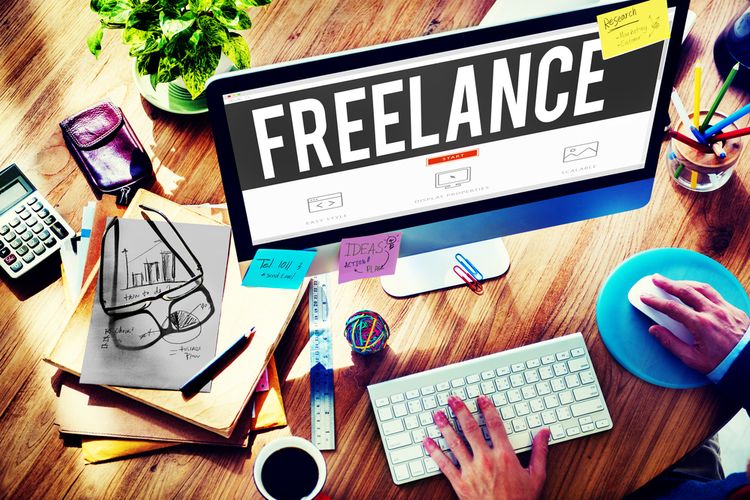 Pekerjaan freelance tidak hanya bisa dikerjaan orang tua yang sudah berkeluarga, tapi ternyata juga sangat cocok dikerjakan oleh anak muda atau mahasiswa. Foto: SHUTTERSTOCK