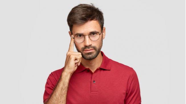 Memiliki pikiran terbuka umumnya dianggap memiliki kualitas positif untuk berpikir kritis dan rasional. Foto: freepik.com