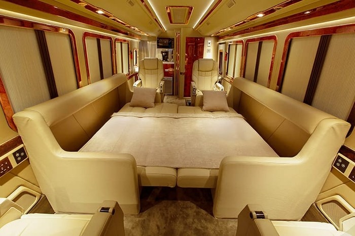 Beberapa PO bus mewah punya fasilitas ala sultan seperti kamar hotel. Fasilitas ini dijamin buat anda nyaman dalam perjalanan. Foto: Oto.detik.com