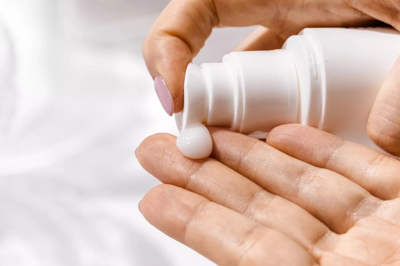Untuk mengatasi masalah jerawat di wajah, salah satunya dengan memilih sunscreen yang tepat. Foto: pixabay