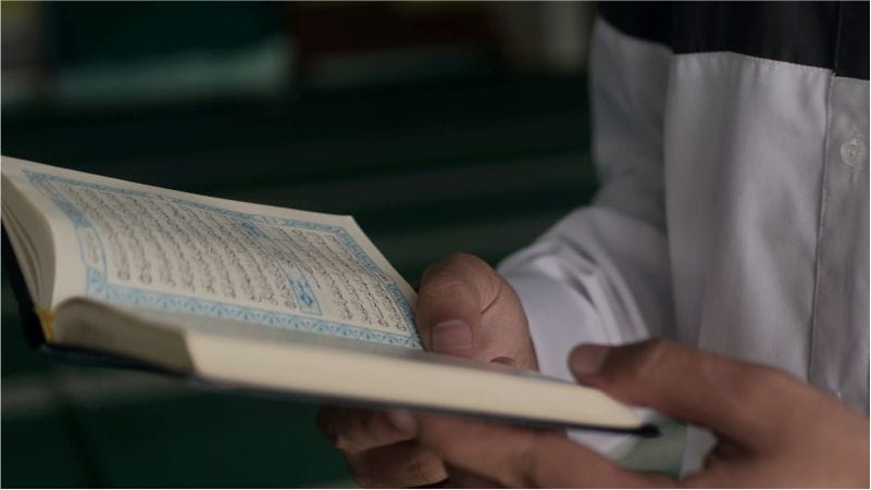 Orang yang membaca surat Al Kahfi pada malam Jumat atau hari Jumat, maka Allah akan memancarkan cahaya baginya kelak di hari kiamat. Foto: Repro ponpes.alhasanah.sch.id