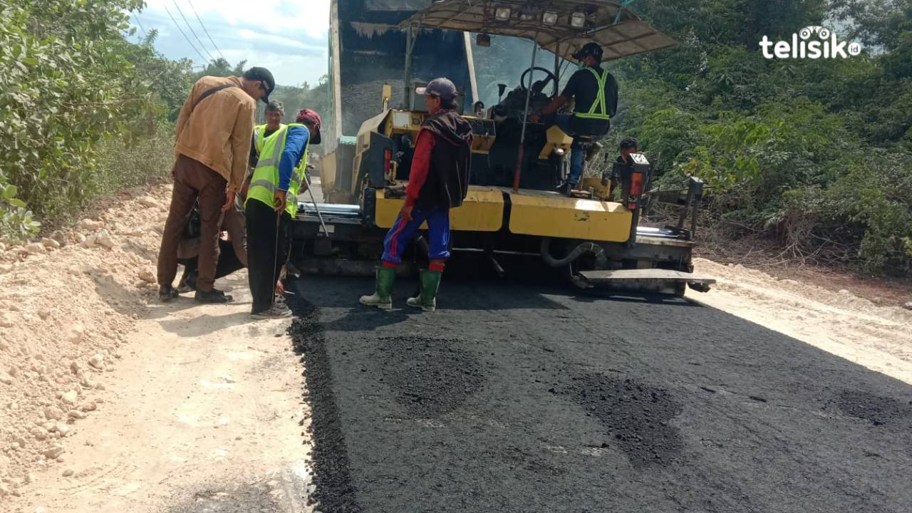 Proyek peningkatan jalan di Kabupaten Muna yang belum selesai dikerjakan hingga Januari 2023.Foto: Sunaryo/Telisik