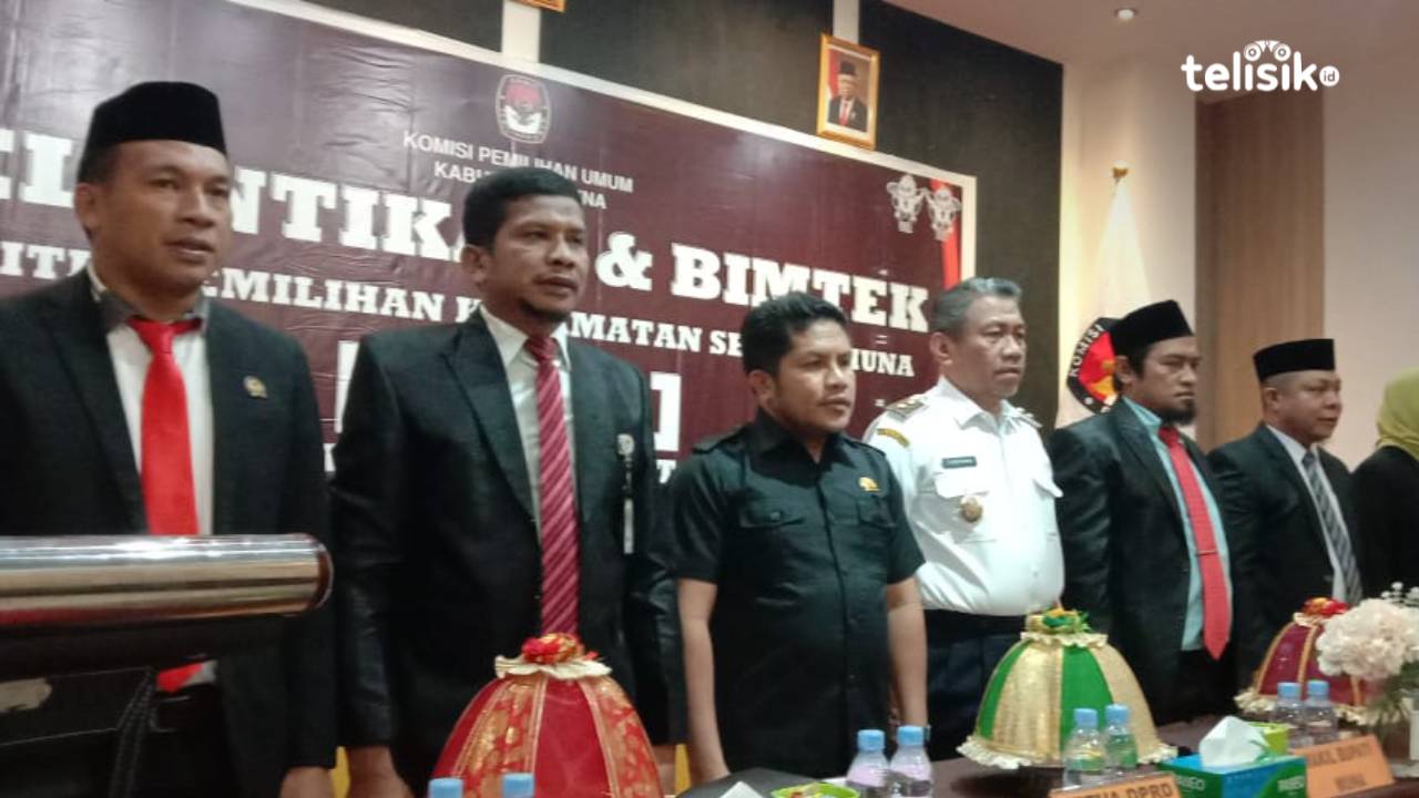 Ketua KPU Muna, Kubais bersama Wabup Muna, Bachrun Labuta dan anggotanya. Foto: Sunaryo/Telisik