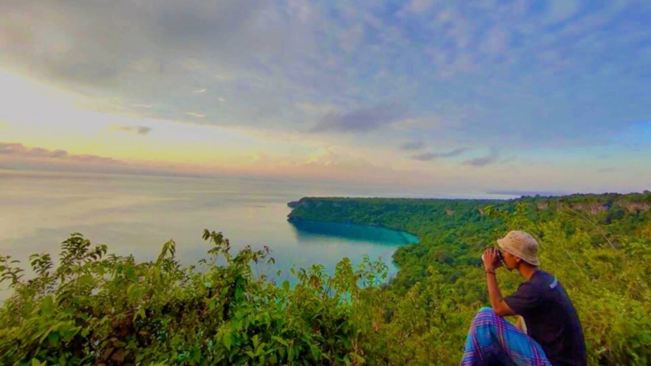 Pesona Puncak Labora dengan pemandangan hamparan lautan biru yang indah. Foto: Repro Facebook Laode Asran