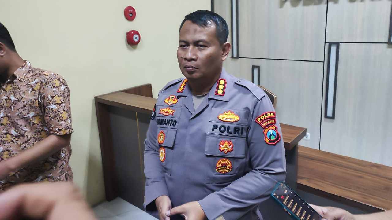 Kabidhumas polda Jawa Timur kombes pol Dirmanto soal penetapan tersangka artis Ferry Irawan sebagai pelaku KDRT. foto: Ist.