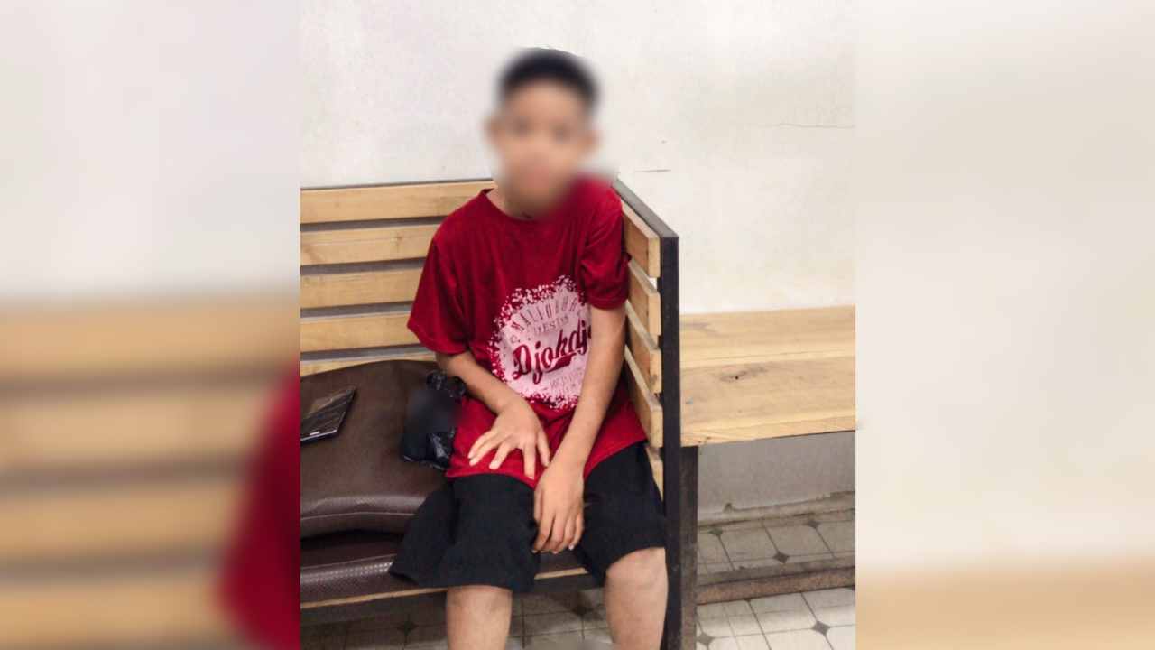 MIS, bocah 9 tahun diduga jadi korban KDRT kiri dirawat karyawan Telisik.id. Foto: Ist.