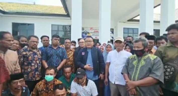 Masyarakat Wawonii bersama kuasa hukum Indrayana Centre for Government, Constitution, and Society (Integrity) Law Firm yang berjuang melawan kegiatan penambangan di pulau kecil tempat tinggal mereka. Foto: Ist.
