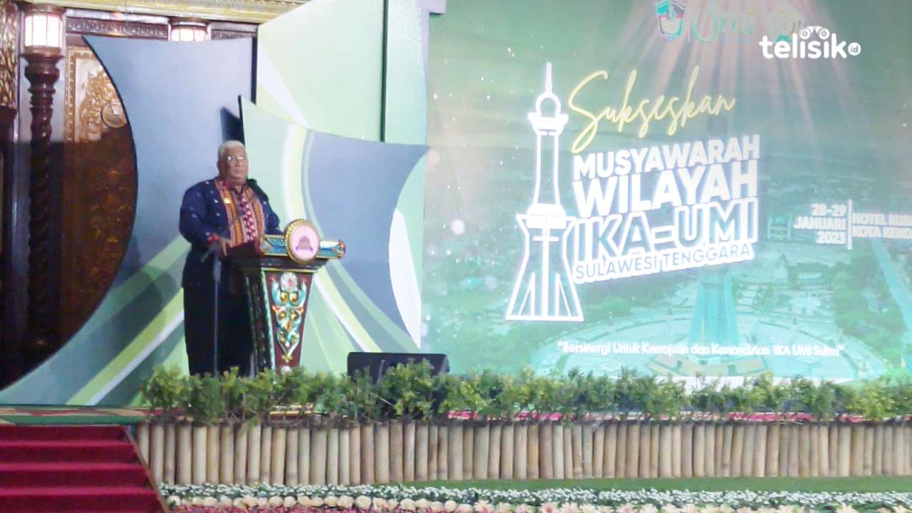 Ali Mazi saat membawakan sambutannya mengatakan keinginannya nyaleg dalam kegiatan yang digelar oleh IKA UMI Sulawesi Tenggara. Foto: Nur Khumairah/Telisik