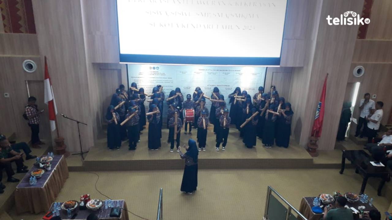 Siswa-siswi SMPN 7 Kendari sedang memainkan alat musik bambu di acara Deklarasi Anti Tawuran dan Kekerasan SMP/SMA/SMK/MA se-Kota Kendari. Foto: La Ode Aliarham/Telisik
