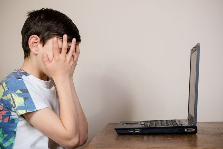 Penggunaan ponsel yang tidak dikontrol akan menyebabkan banyak hal negatif yang berbahaya untuk mental anak seperti pornografi. Foto: Kompas.com